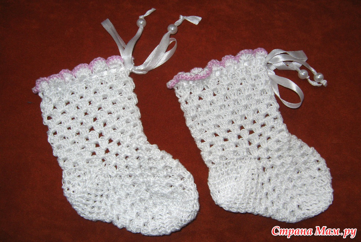 Носочки для новорожденных для начинающих. Носки крючком. Носки крючком детские. Носочки для новорожденных крючком. Детские носочки вязаные крючком.